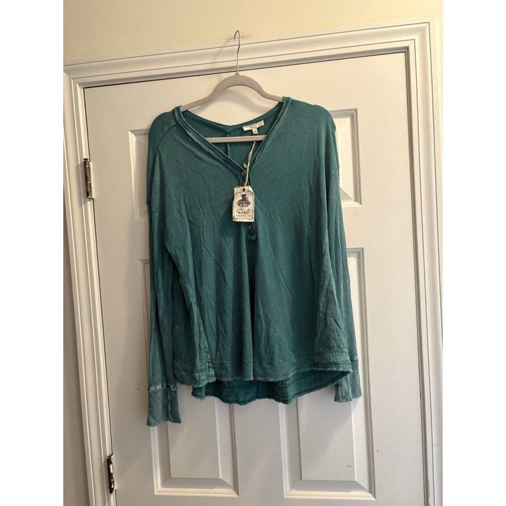 NWT Easel Green Long Sleeve Women's Size Small Ribbed Henley  Raw Hem Shirt